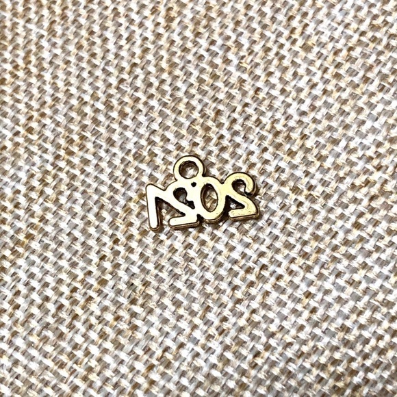 🔴 5 for $10 ONE Vintage Style Gold Tone 2021 Pendant - Picture 2 of 3